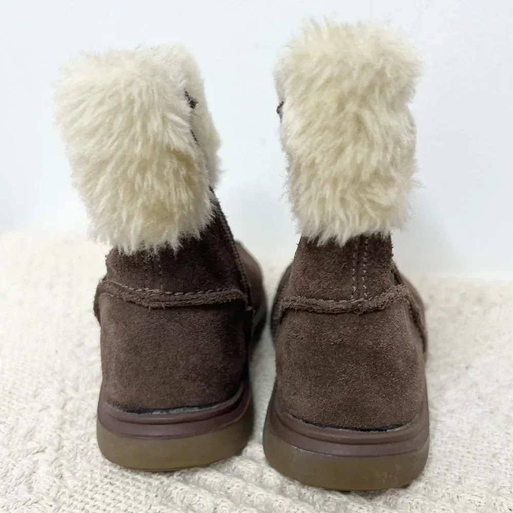 Clarks First Shoes Toddler Baby Girl Boots Snuggle Fun Walnut Suede Faux Fur